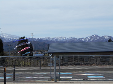雪山と鯉のぼり