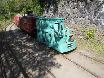 金山とトロッコ